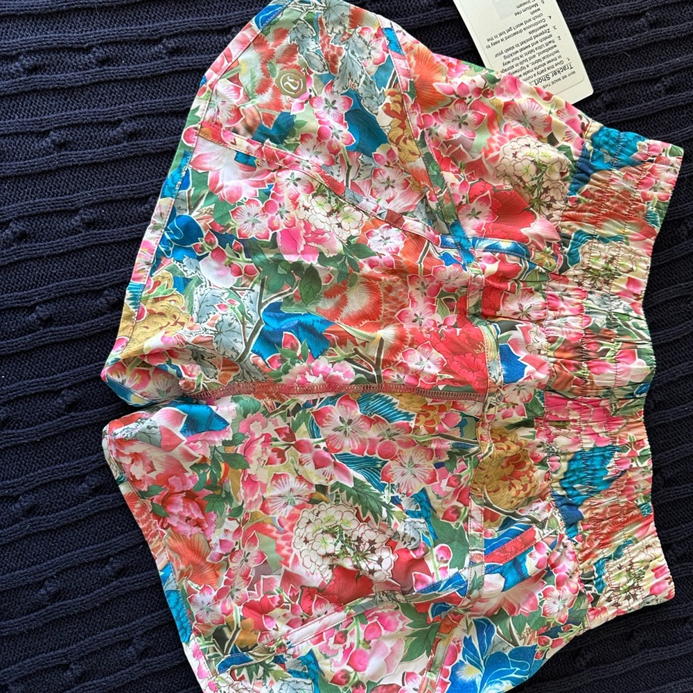 2018 SW Tracker Shorts V with matching uplifting scrunchie - Picture 2 of 5